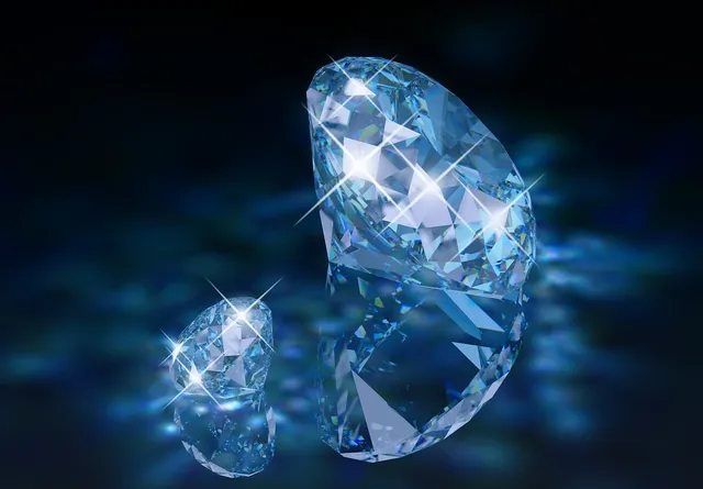 Złoty wisiorek z diamentem i granatem